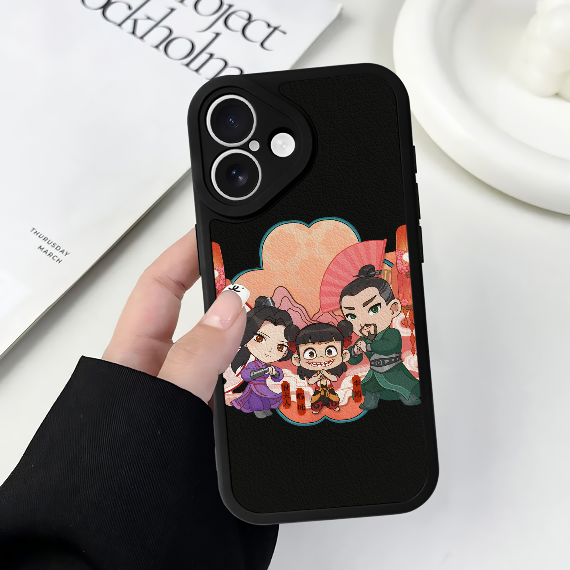 （画像用） Ne Zha 2 ナタ 魔童の大暴れ 【iPhone 16シリーズ対応】シリコンスマホケース（レザー調） 材質：シリコン